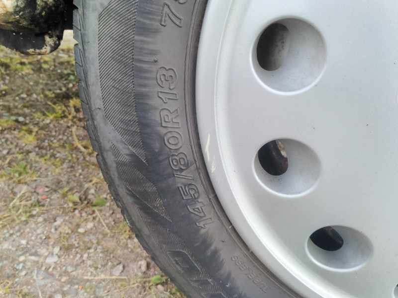 Yes, 145 mm wide tires on 13 inch steelies with hubcaps.